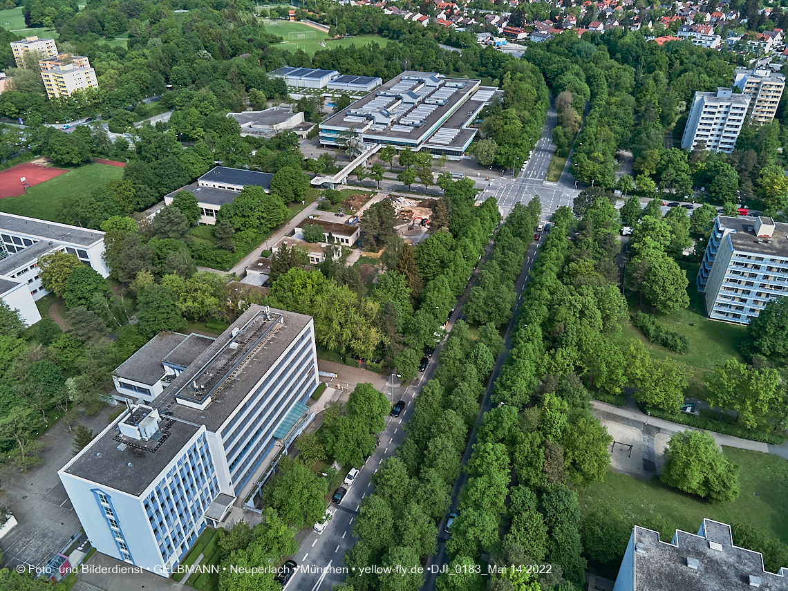 14.05.2022 - Luftbilder von der Baustelle Haus für Kinder in Neuperlach